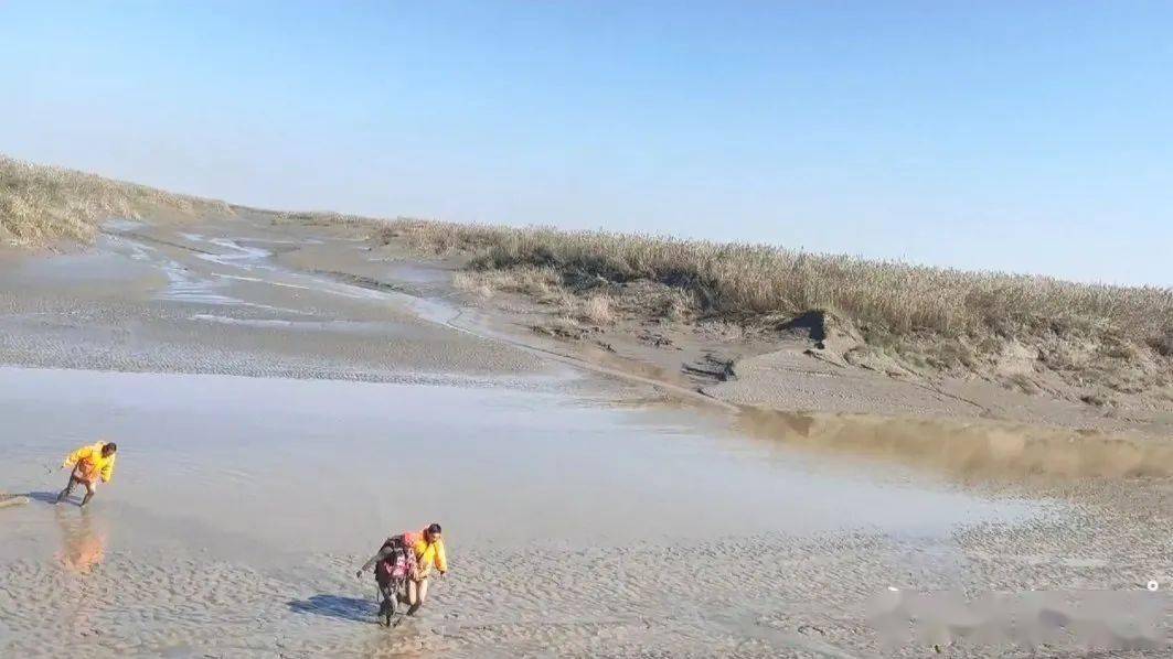 差点遭遇没顶之灾男子抓螃蟹陷进杭州湾滩涂救援队发
