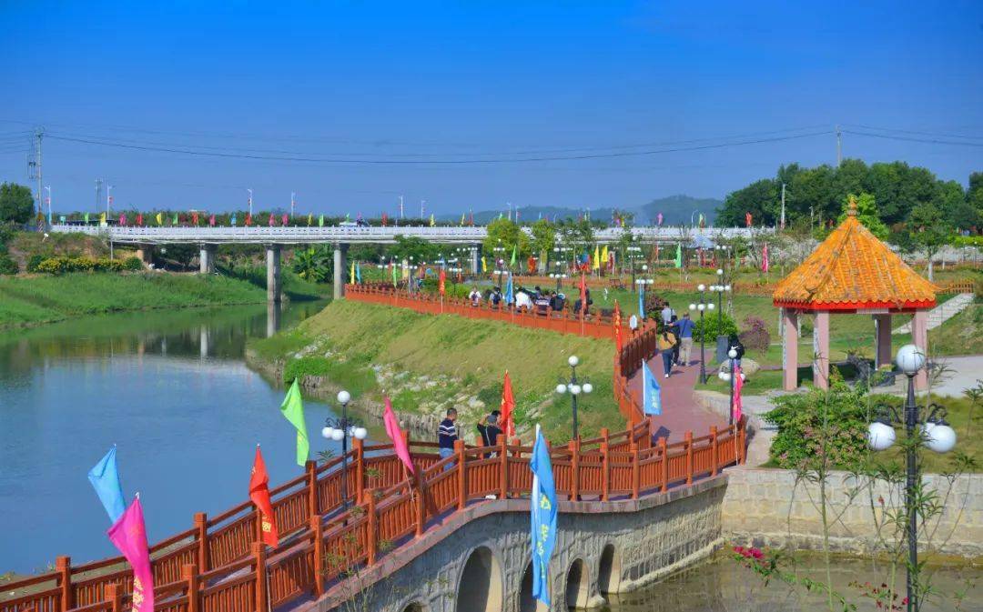 今日棉湖跟随新媒体采风团先后深入到河婆街道庙角村,坪上镇万梅谷