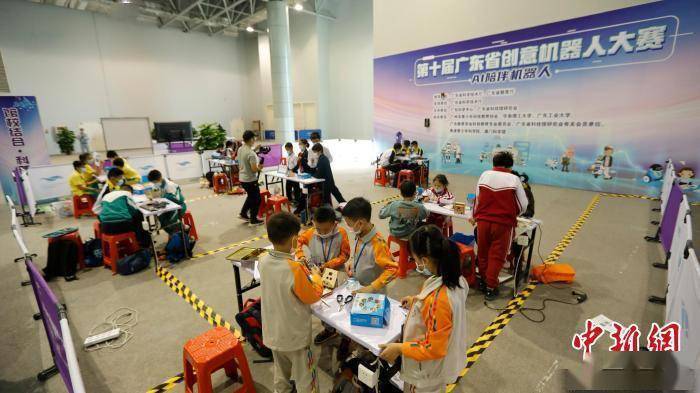 第十届广东省创意机器人大赛举办 比拼机器人创作