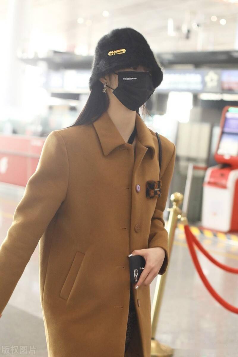 周洁琼驼色大衣气质满满戴渔夫帽子低头赶行程_机场_周洁琼_大衣