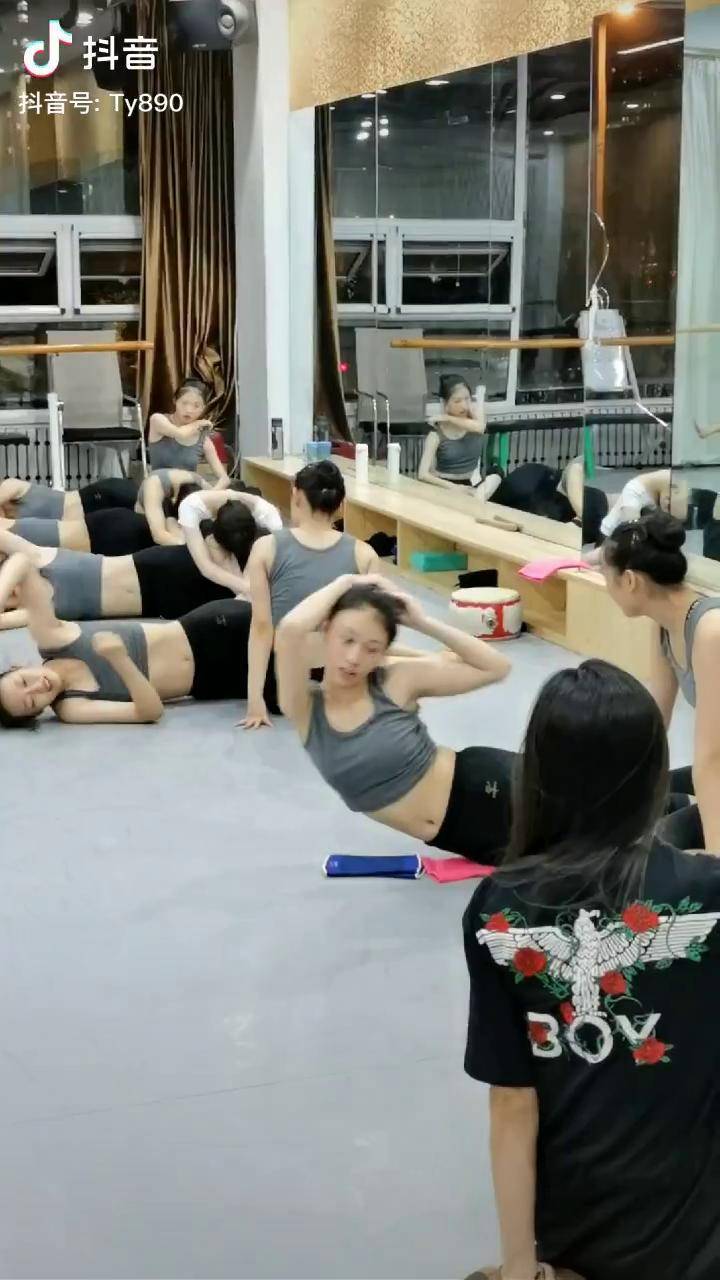 偷拍小姐姐们上晚功哈哈哈890舞蹈
