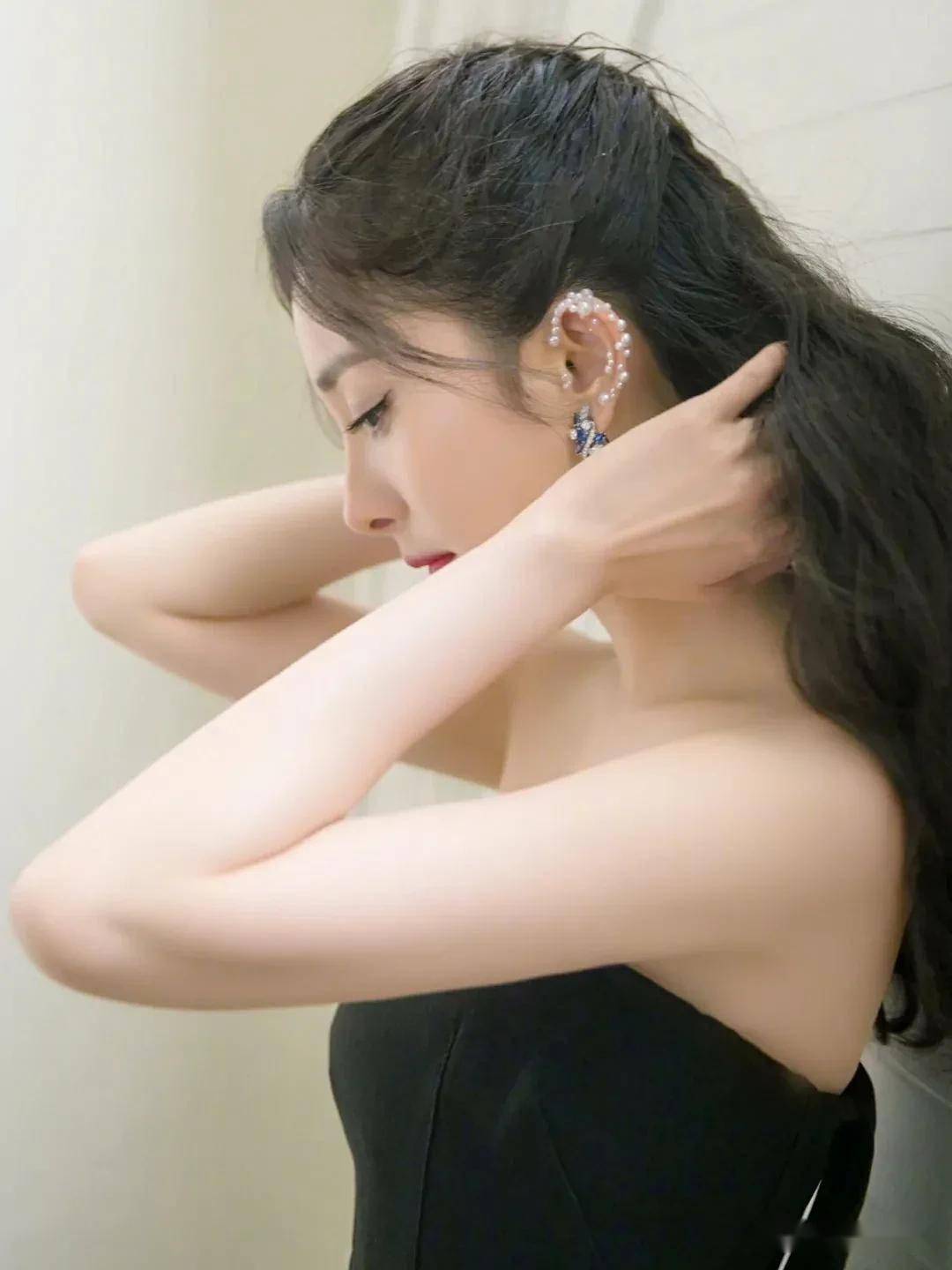 杨幂玉臂雪白嫩滑