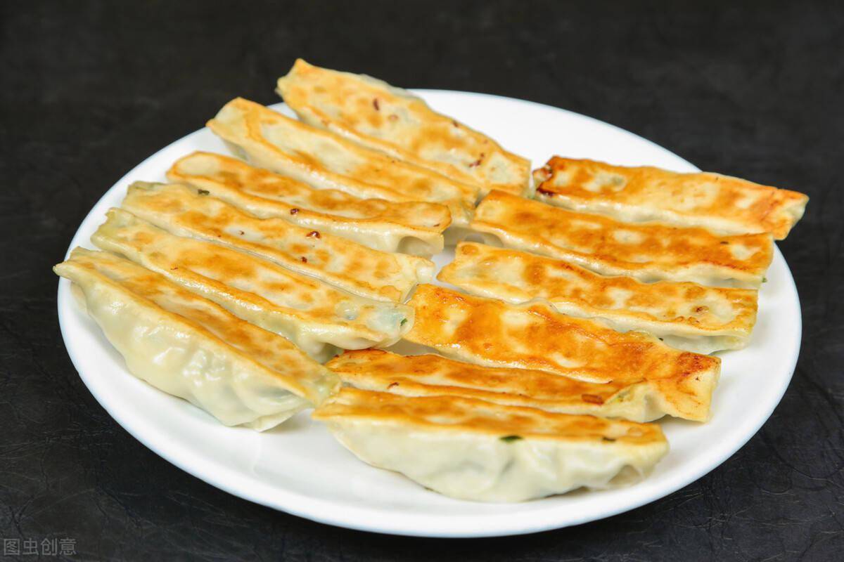 做锅贴时,用面水清水都不对,教你一招,个个鲜香酥脆,不干不硬