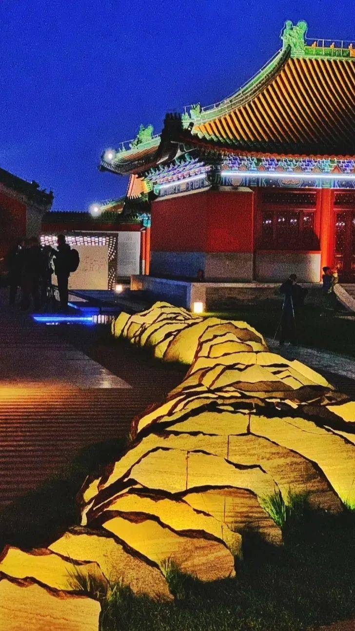 感的绿松,白天的隆福寺简约大气,到了晚上摇身一变成为帝都夜景观景点