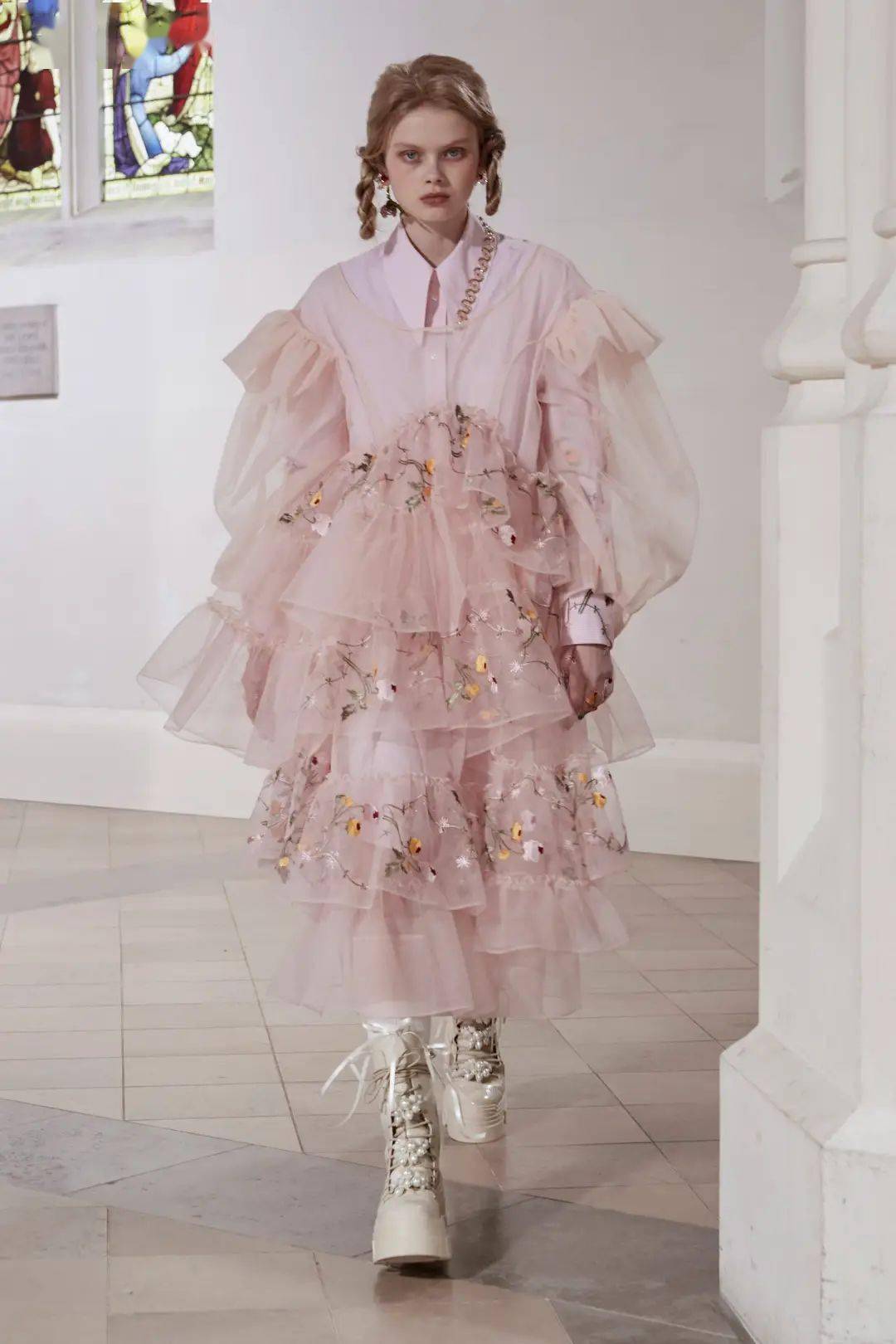 唯美 Simone Rocha｜怪诞少女的着装浪漫，流露出率性不羁却又浪漫唯美的气息，将浪漫朋克主义进行到底！