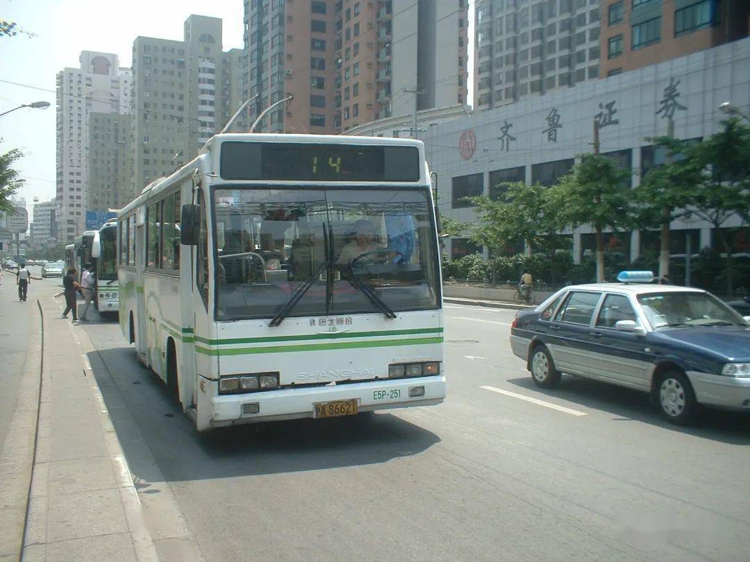 艺 摄)2003—2004上海绿页:14路14路swb6120khv2-3(s2c)型空调客车