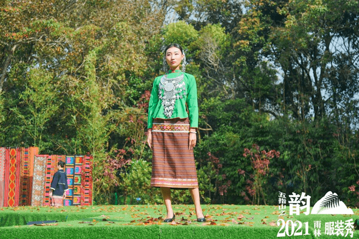 图片 （视频+图片）裙摆飘飘！五指山雨林服装秀 山水尽在衣袖挥舞之间