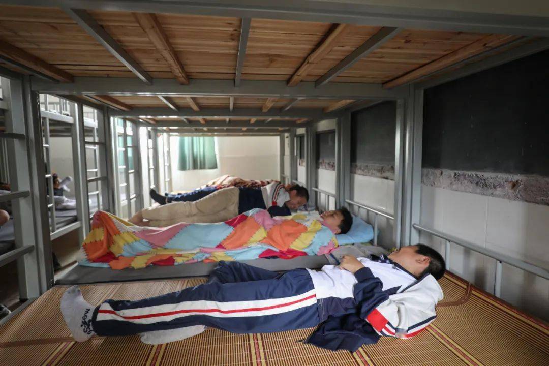 浦林中学学生课后在宿舍休息 记者 陈逸帆 摄13:00,午休时间.