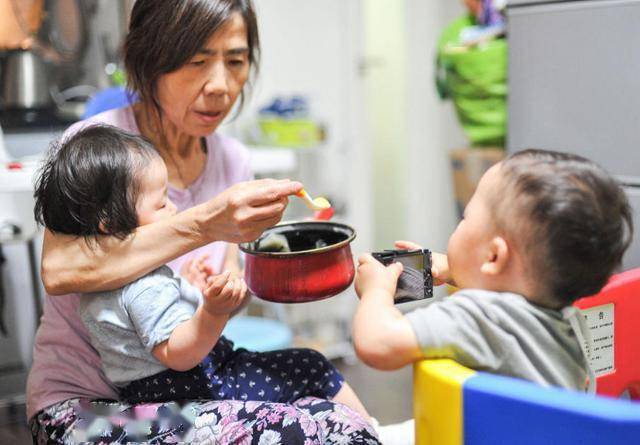 肠胃|老人的这几种喂食方式,很容易让宝宝脾胃虚弱,父母需及时制止