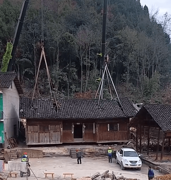硬核搬家!贵州一老房子为高速让路被连根拔起,吊在空中完好无损