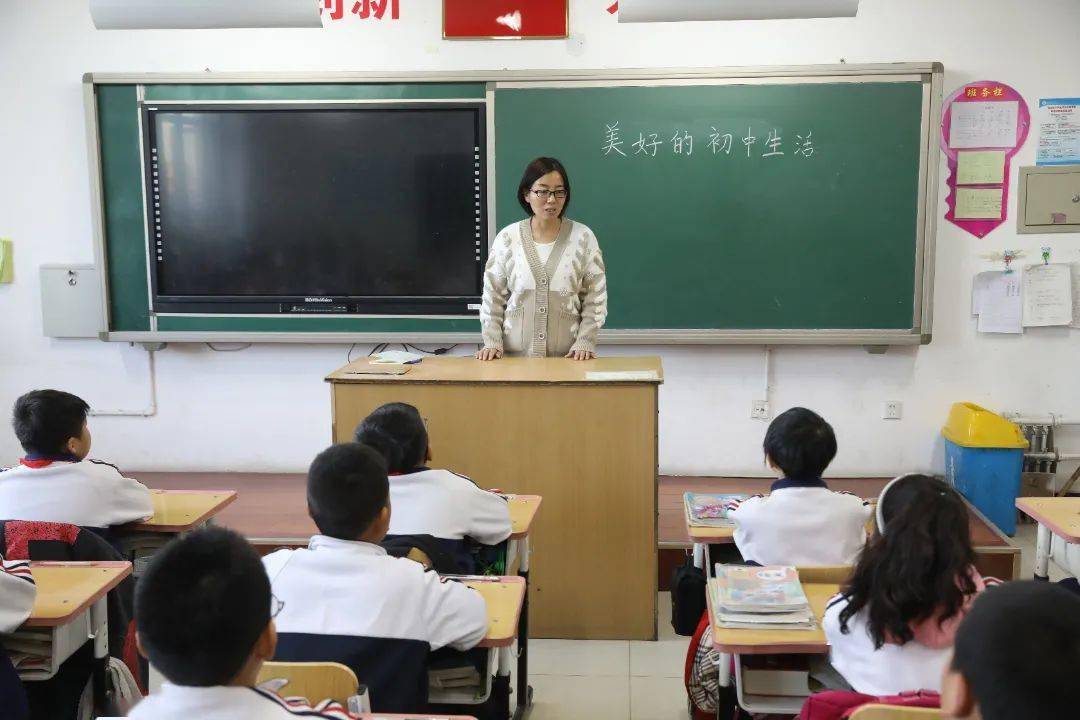 11月22日上午,宏润小学校长张艳丽和宏润中学校长赵仲义分别带领小学