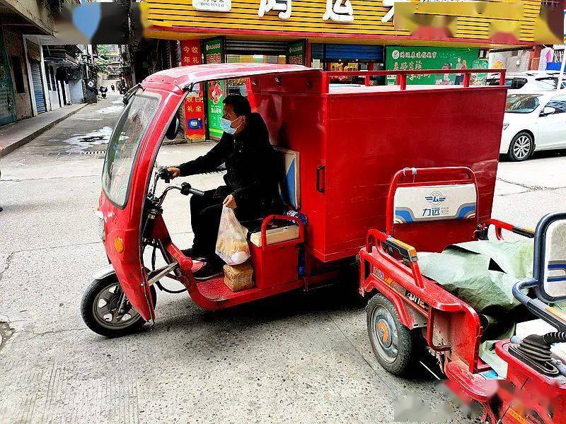 相师傅两口子在高坪民荣路打锅盔11年了