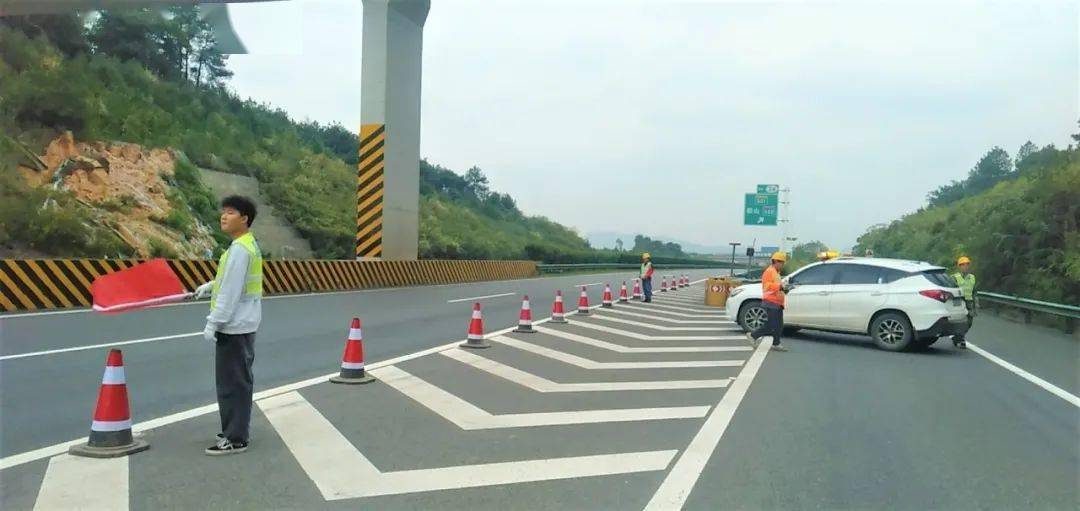 分公司了解到,为保障s01宁韶高速上跨s50长芷高速施工期间的安全畅通