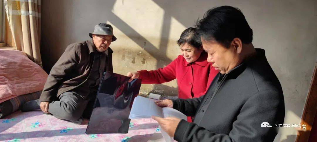 11月23日,县信访局局长王武忠同志亲自带队,深入金厂峪镇金厂峪村,黑