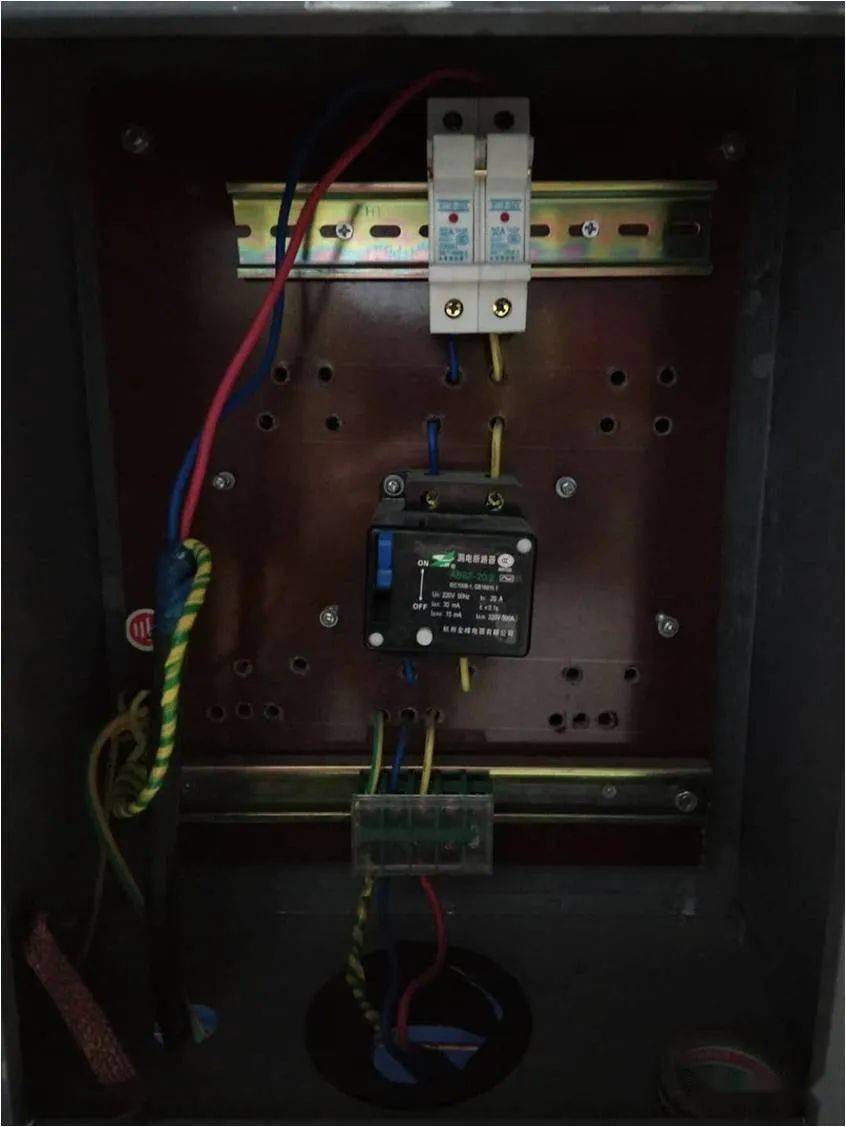 n线端子板必须与金属安装板绝缘,pe端子板必须与金属电器安装板做电气