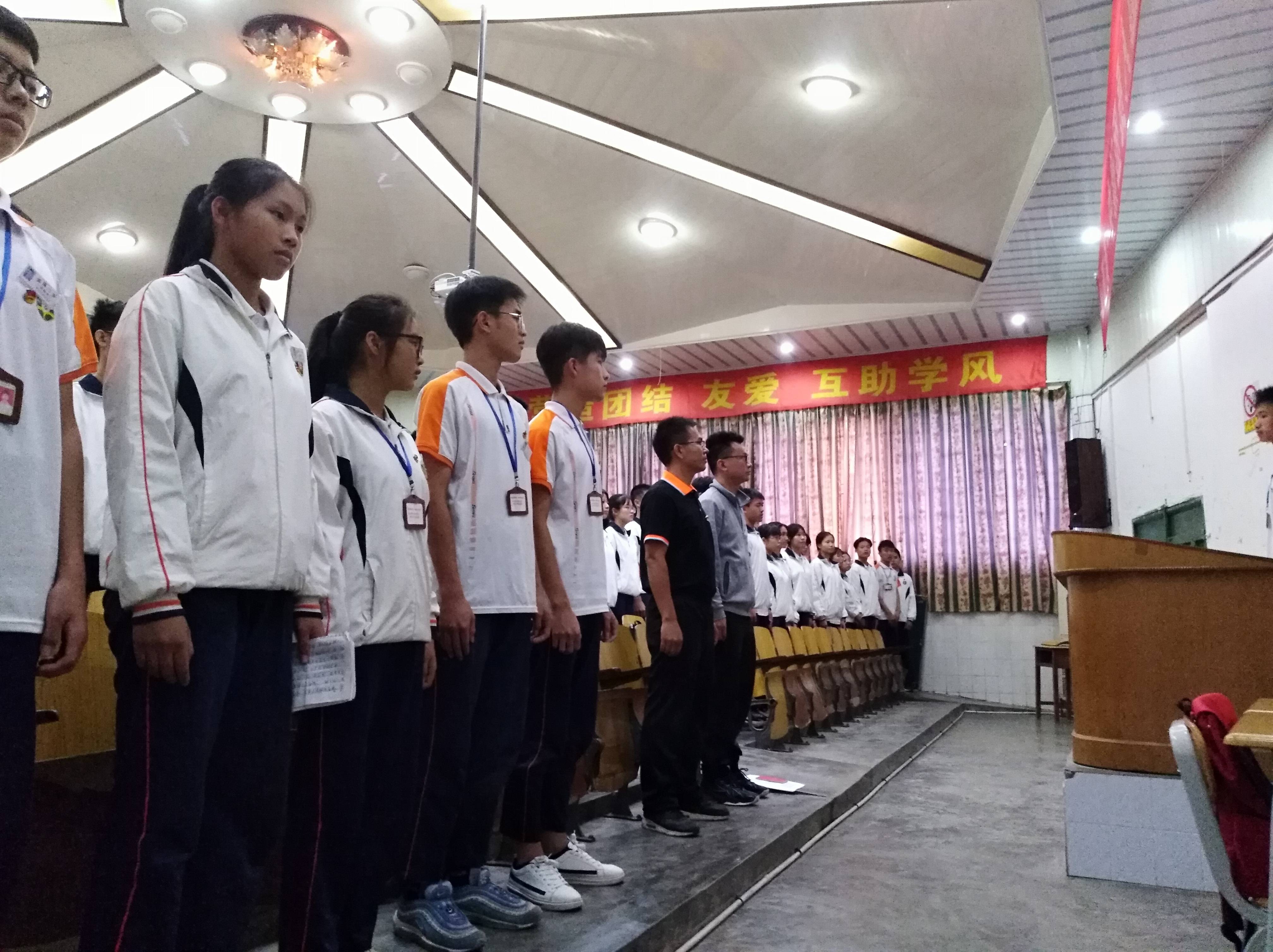 遂溪一中团委举行新团员入团宣誓仪式