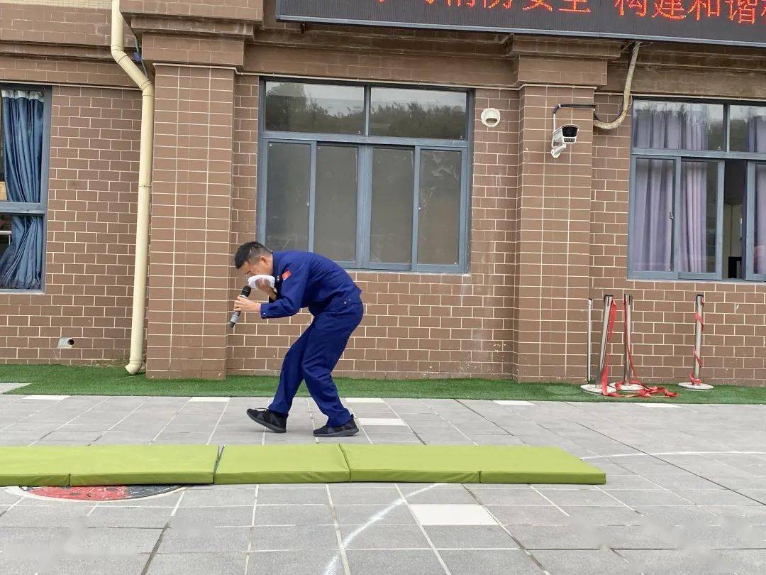 亲身示范火灾发生时逃生的正确方法,并指导小朋友们使用"匍匐前进法