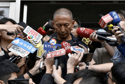 艋胛 导演钮承泽今日入狱 对镜头挥手笑容满面 因涉嫌性侵剧组工作人员被判刑4年 花莲 母亲 台媒