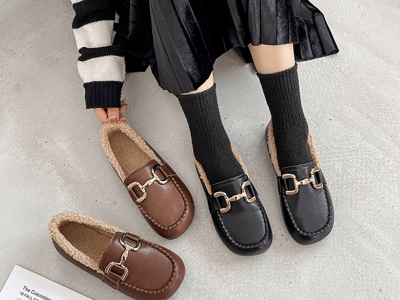脚背 连续霸榜几年的马丁靴也该退位了吧！？这双保暖又软萌的乐福毛毛鞋才是今冬新秀！