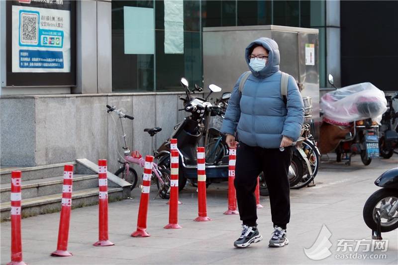 上海天不冷但风很大市民出行棉衣羽绒服加持 图集 风力 落叶 柏可林