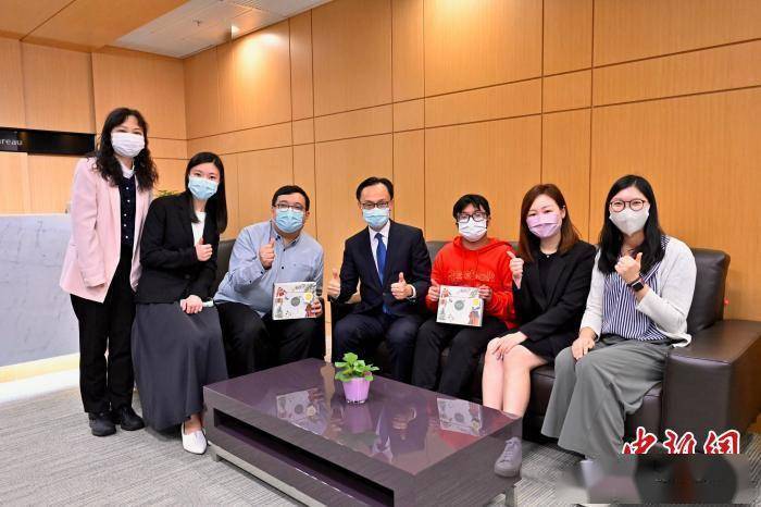 聂德权(中)与两名展亮技能发展中心学生,实习导师和社工合照.