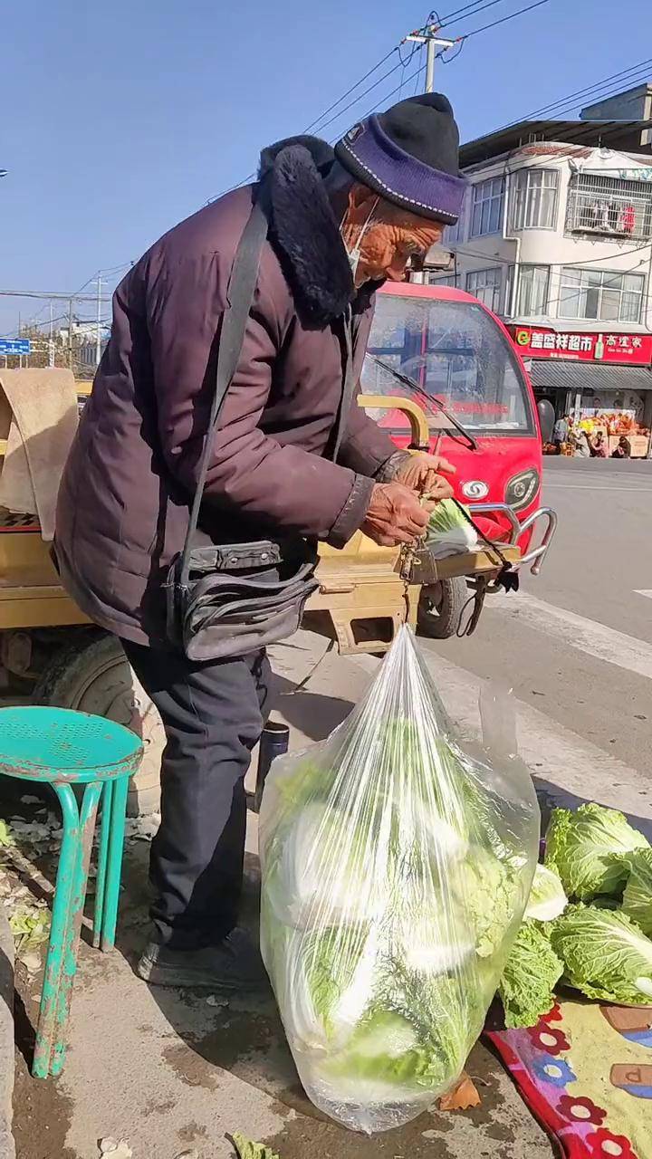 集市上卖白菜的老人80岁劲头不输年轻人我的乡村生活e心向党爱在亳州