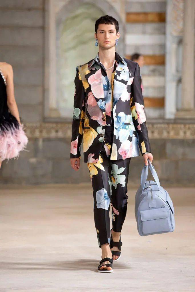 秀场【秀场】2022 春夏成衣系列 – GEORGES HOBEIKA