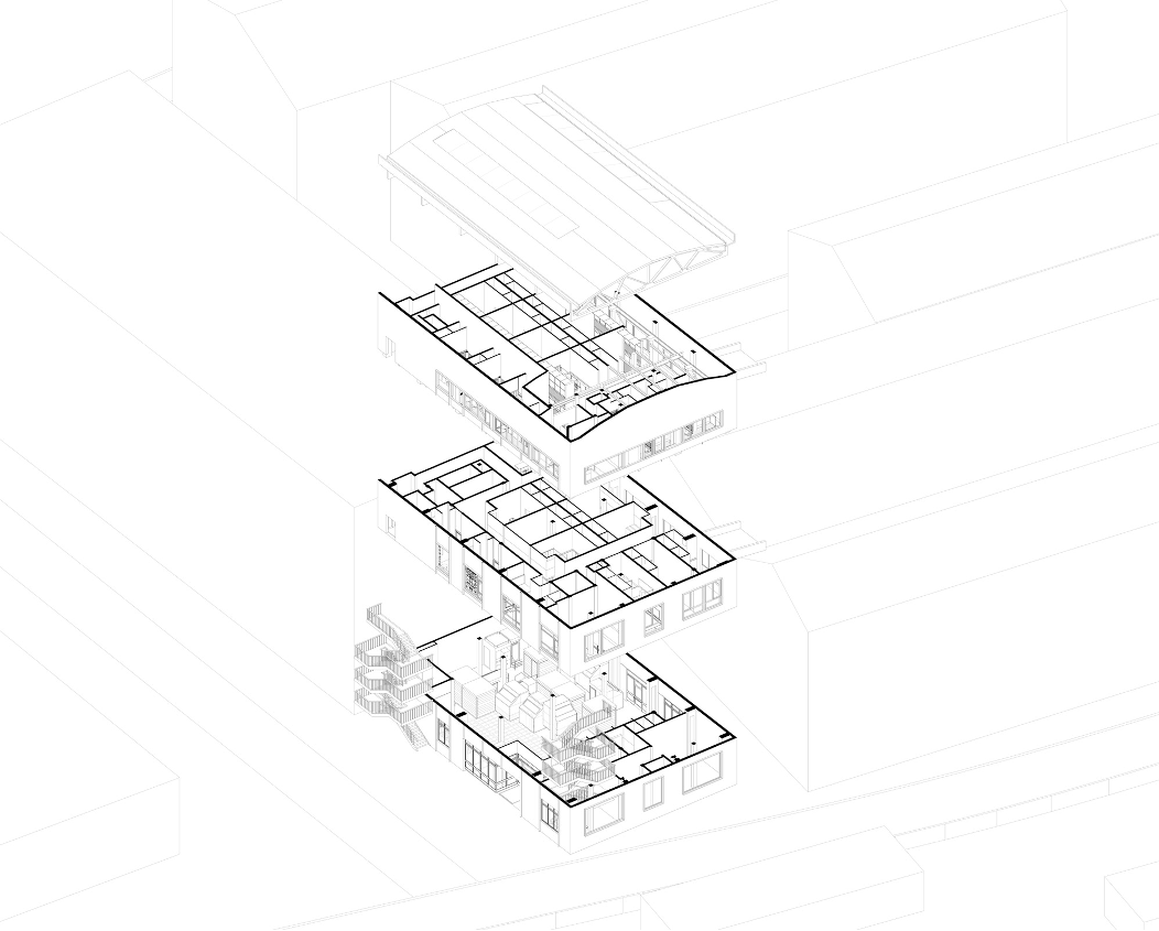 前一轮失败的改造将b4-3这栋烂尾楼的内部空间全部打乱了,17米的通高