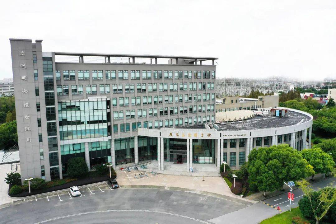 辅立信学子学业有成为我们搭建知识的天梯赵朱木兰图书馆一人一书一