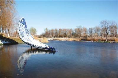 北京通州區城市綠心森林公園水系中的雕塑《舟》