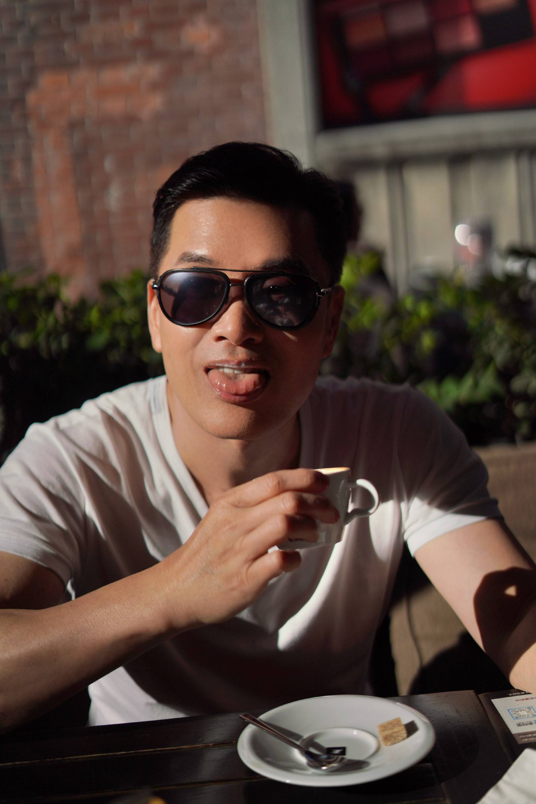 吕良伟近照冬日氛围感拉满 逆龄状态网友直呼:是韩剧男主本人