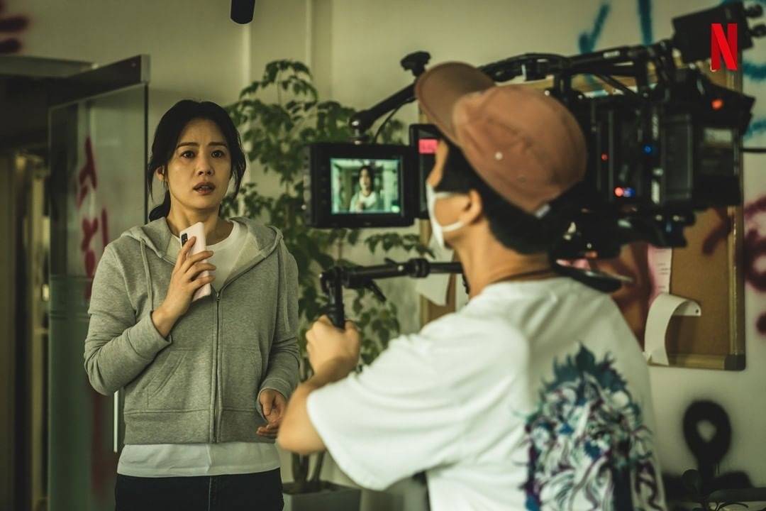 网飞韩剧 照发布,作为高概念的政治寓言惊悚剧