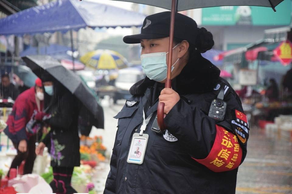 李梦娜冒雨在长江街菜市巡查