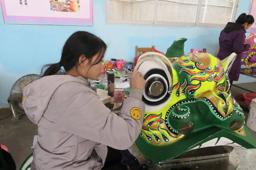 扎作狮头要先用纱纸扎绑在每个竹篾的交接处,再将纱纸涂上浆糊粘扑于