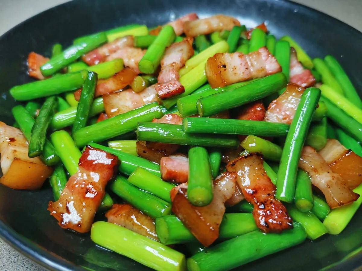 五花肉炒蒜薹