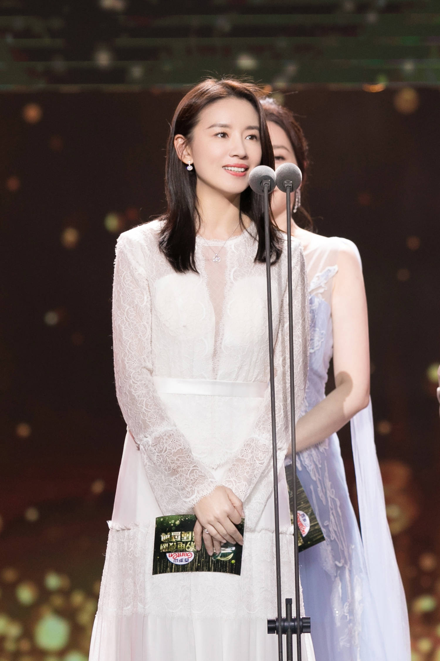 董洁任品质盛典颁奖嘉宾 再遇老友温暖忆往昔