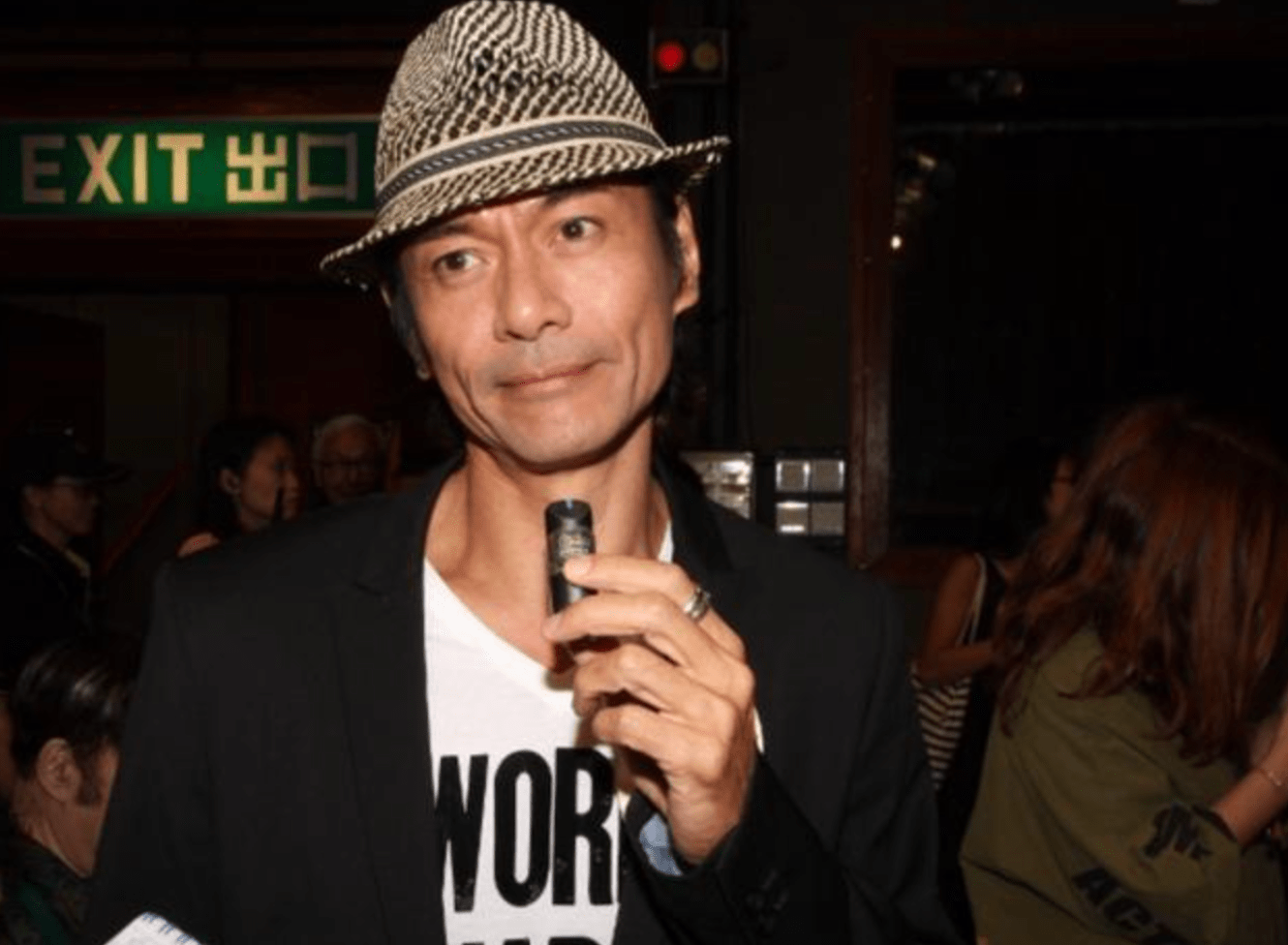 59岁江华打扮显眼现身超市,戴老花眼镜选食材,不介意遭路人打量_购物