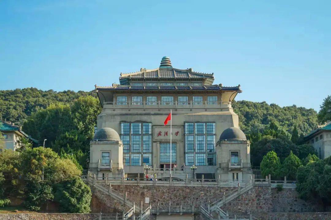 一起去行政楼看一次升旗