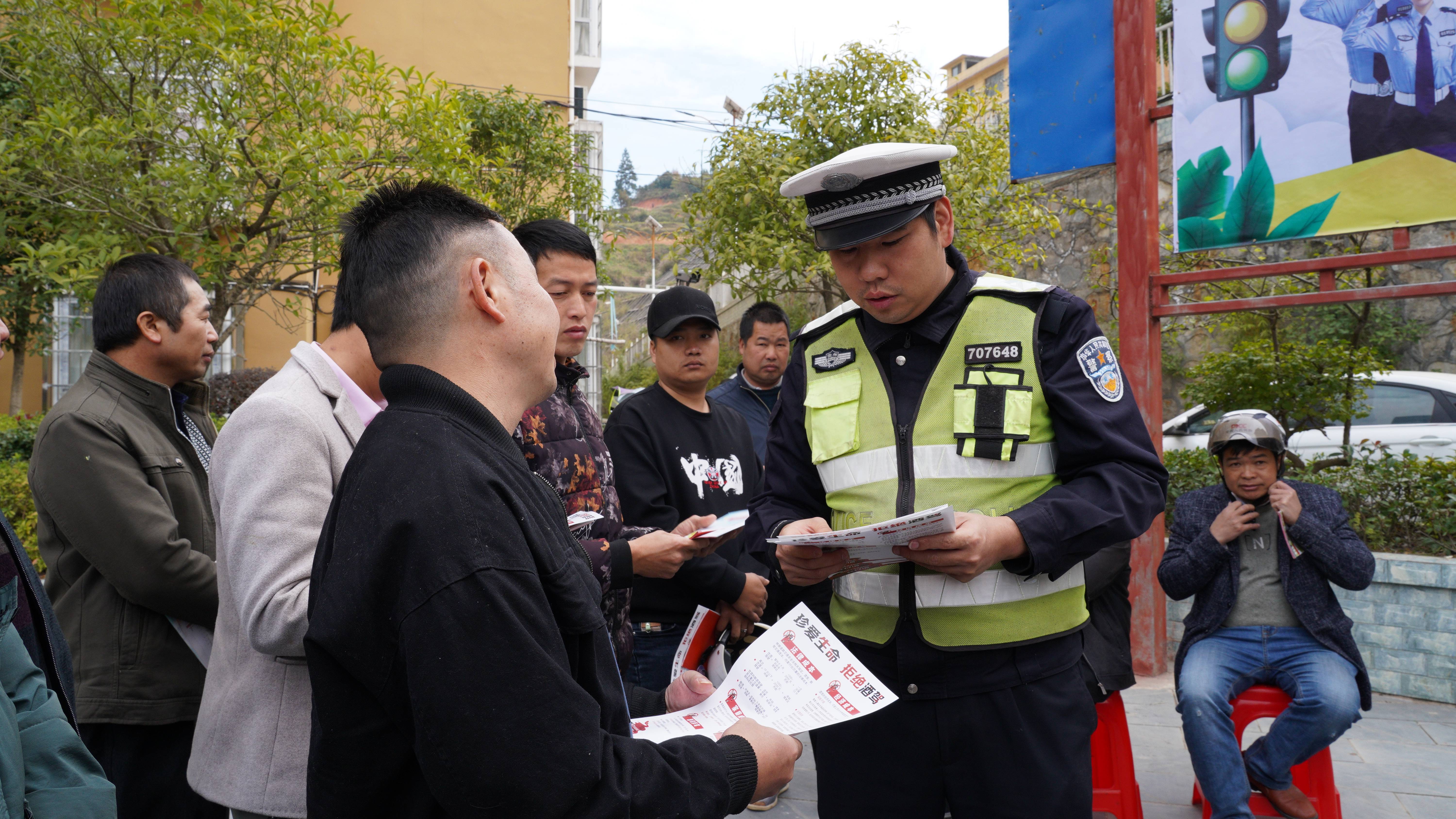 从江县公安局交警大队积极开展122全国交通安全宣传日活动