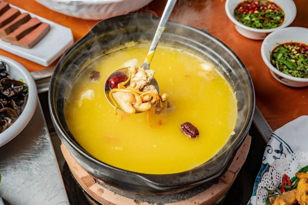 【那都不是锅】6店选用| 打卡魔都爆火的"黄金"养颜花胶鸡火锅!