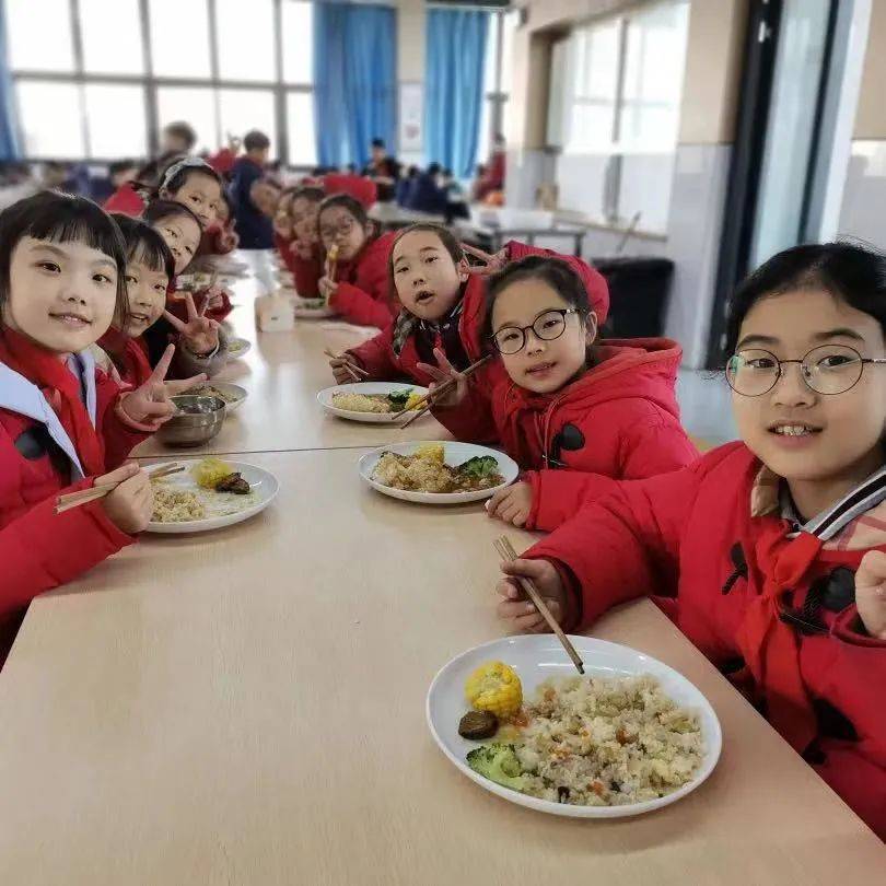 成都校長在朋友圈轉發了幾張圖,家長都看餓了_食堂_午餐_撈飯