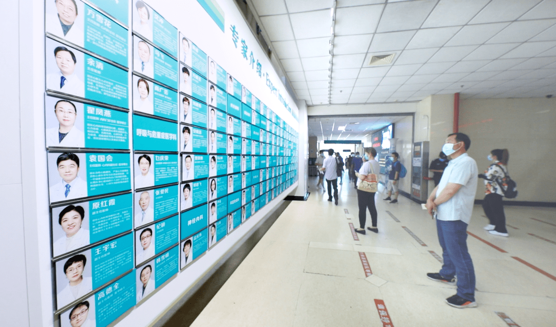 步入门诊楼一层大厅,房山区名医专家展示及院内百余名专家名片展示墙