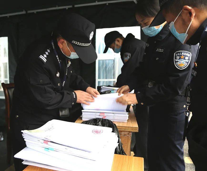 核查资料循惯例,新犯收押时监狱民警要现场核验新犯