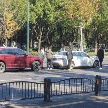 嘉兴3辆奥迪追尾,“A3-A4-Q5”撞出顺子了!网友热评:都是一家人,4S店笑了!_风起麦_赢家_型号