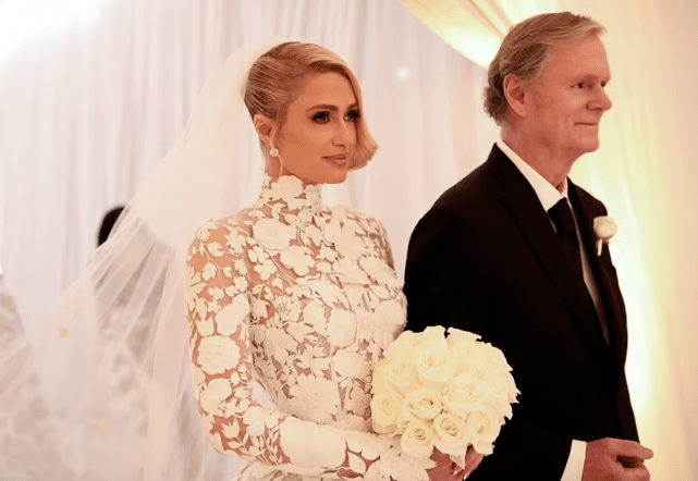 帕丽斯希尔顿婚礼全纪录,新郎激动落泪,庆典后穿婚纱游乐园狂欢