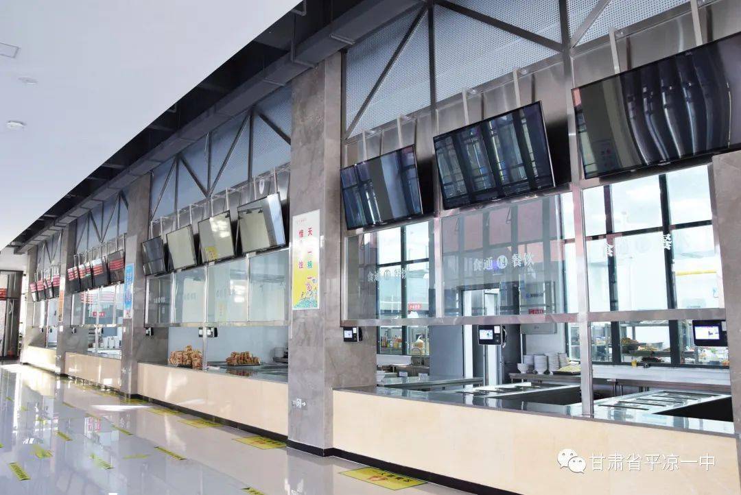 备餐间内设置不锈钢配餐台,成品容器带盖,设置有水浴保温箱等设施.