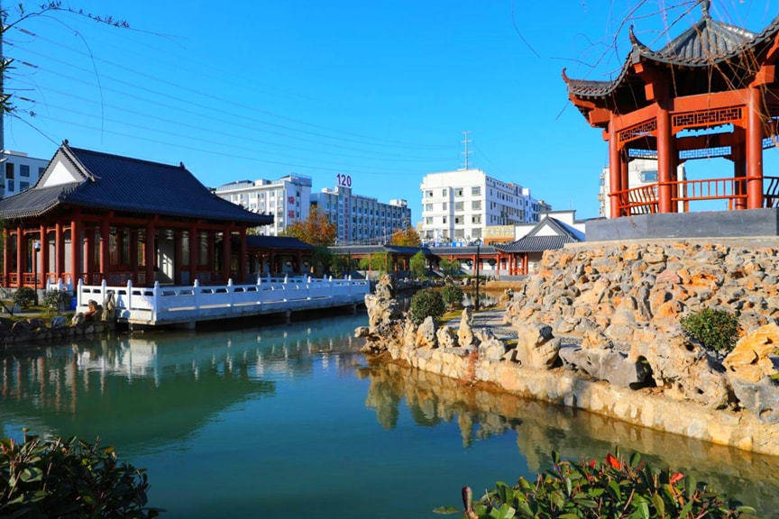 11月28日,在淮滨县实验小学北红绿灯拐角处看到,新建的锦复园已对游人