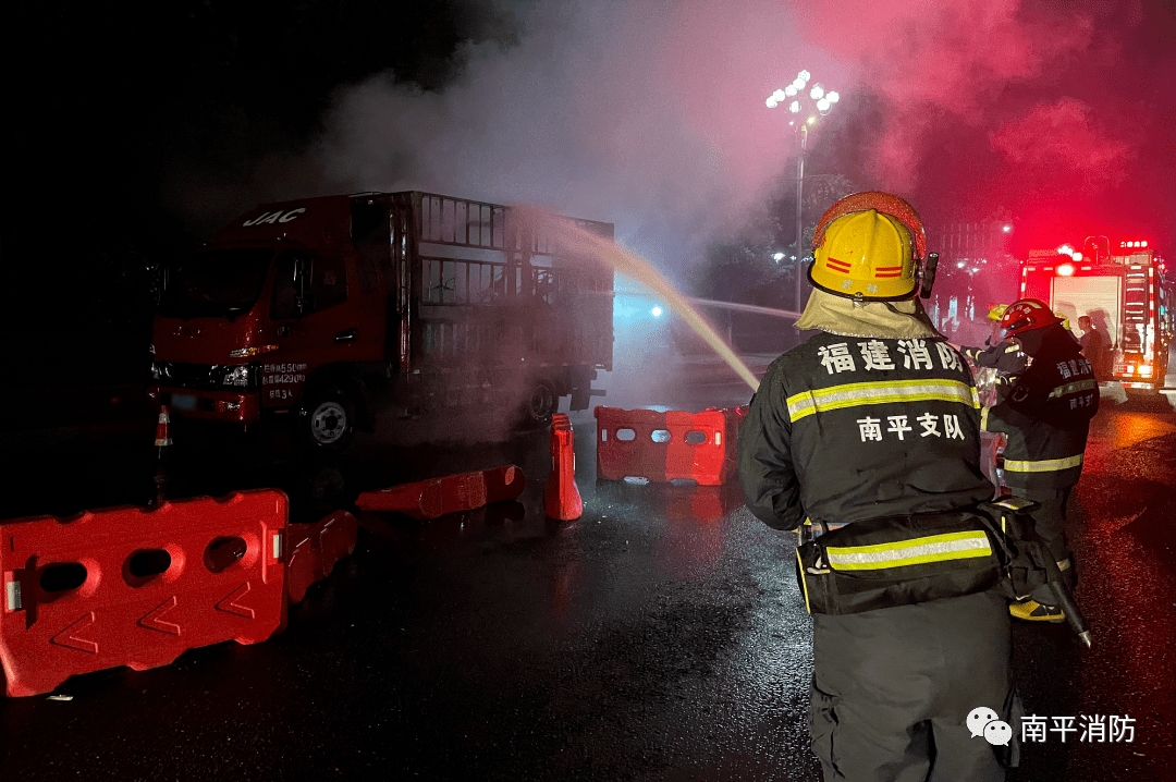 中国东风消防车出警图片