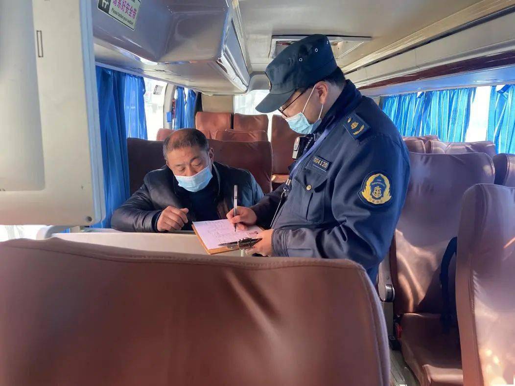 隨後提供了該車道路運輸證,從業資格證和包車牌.