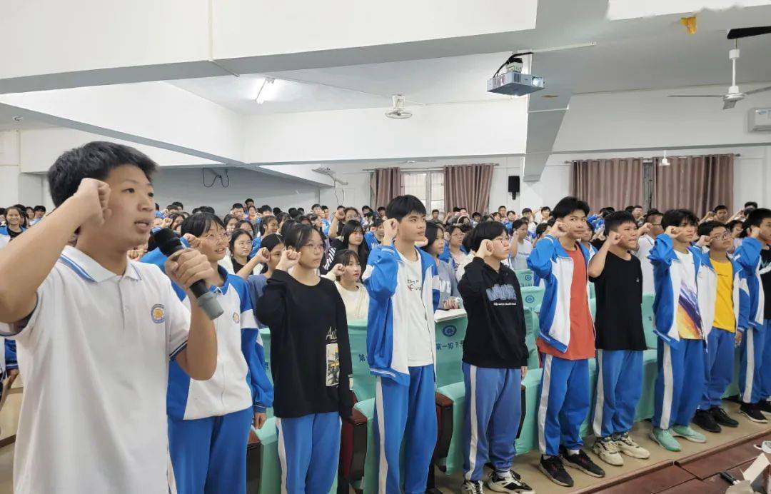 在田家炳中学,民革三亚市委会天涯二支部副主委陈相如以《争做宪法小